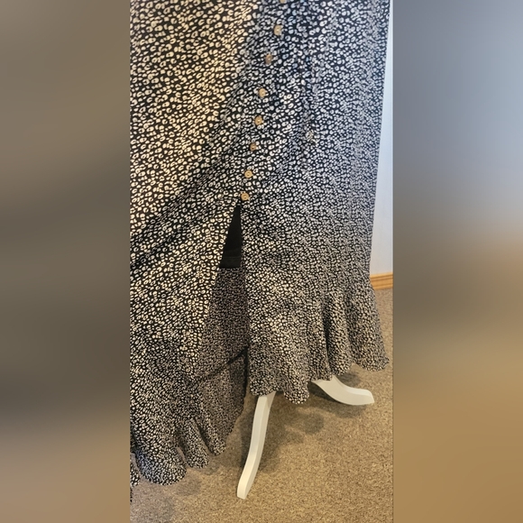 Willow and root size xl high-low skirt, buttons down the front to a slit - Picture 3 of 7